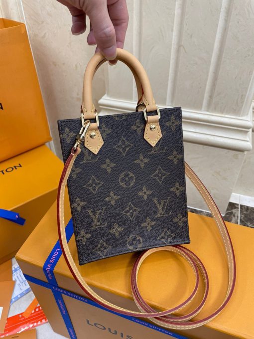 LOUIS VUITTON Petit Sac Plat.