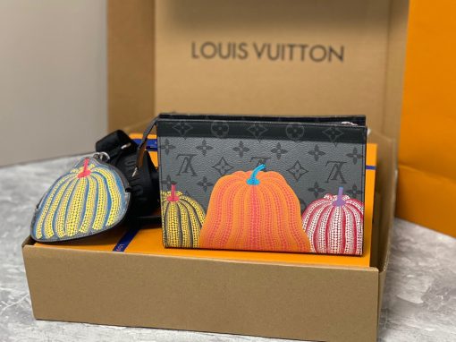 LOUIS VUITTON X YAYOI KUSAMA Gaston Wearable Wallet. High-End Quality Bag including gift box, care book, dust bag, authenticity card. On-trend and practical, the LVxYK Gaston wallet joins the “Pumpkins” theme of the Louis Vuitton x Yayoi Kusama collection with a vibrant new look. The venerated Japanese artist’s iconic pumpkins are printed in bright colors on Monogram Eclipse Reverse canvas. And it comes with a removable pumpkin-shaped pouch, perfect for coins and contactless payment cards.