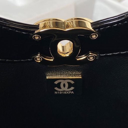 CHANEL 31 Shoulder Bag. High-End Quality Bag including gift box, care book, dust bag, authenticity card. Chanel’s key bag launch for Fall makes for one compelling accessory. Called the Chanel 31, the name is a nod to the spiritual home of the maison at 31 rue Cambon and also a cheeky play on the French expression “se mettre sur son 31” which translates to “dressed to the nines”. It was the predominant accessory that the models clutched, toted, slung across their bodies, and gripped under their arms during the recent F/W ’18 show in Paris. The multiple ways the bag can be carried highlights just how versatile one unassuming bag design can be.