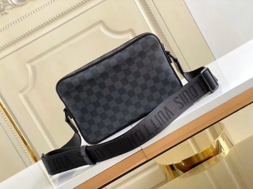 LOUIS VUITTON Alpha Messenger.