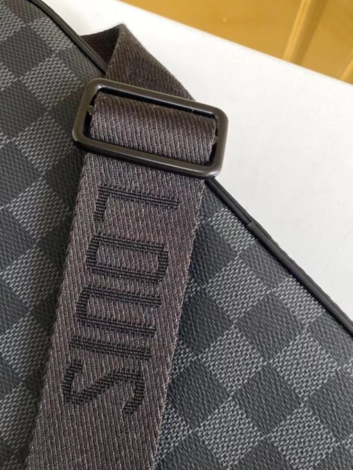 LOUIS VUITTON Alpha Messenger.