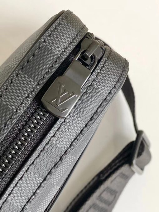 LOUIS VUITTON Alpha Messenger.