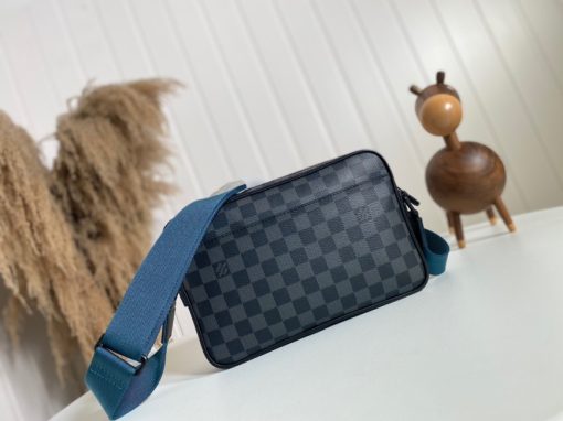 LOUIS VUITTON Alpha Messenger.