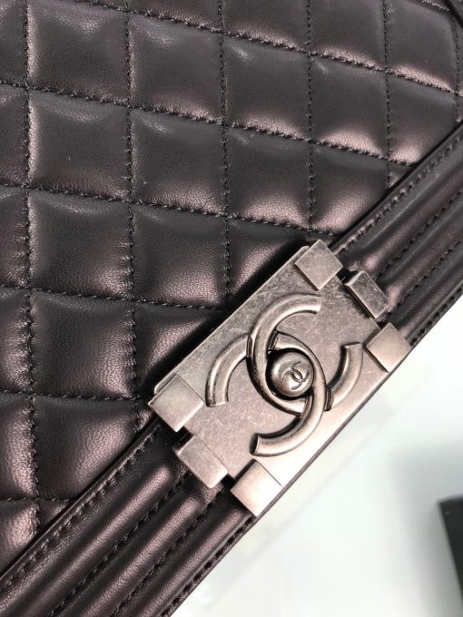 CHANEL Boy Quilted Leather Flap Bag. Original Quality Bag including gift box, literature, dust bag, authenticity card. This stand-out, enviable CHANEL Boy quilted flap bag features a chunky chain-link strap with shoulder pad, CC Boy logo push-lock closure, and antiqued hardware accents. Its push-lock closure opens to a black fabric-lined interior with side zip and slip pockets to secure daily essentials.