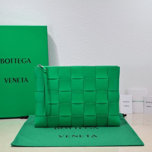 BOTTEGA VENETA Large Intreccio Leather Pouch.  High-End Quality Bag including gift box, care book, dust bag, authenticity card. This stylish zipped pouch from Bottega Veneta is a handy accessory to have. It is expertly crafted from a luxurious leather featuring the signature Intreccio weave. It features a removable wristlet so you can carry it however you desire. It also has a smooth leather interior lining which adds to its fine quality. It closes with a reliable metal zipper that runs across the top. Its multifunctional design makes it an essential addition to any wardrobe.