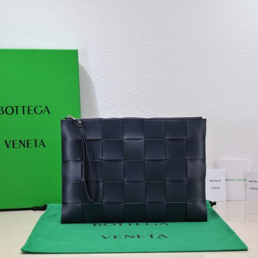 BOTTEGA VENETA Large Intreccio Leather Pouch.  High-End Quality Bag including gift box, care book, dust bag, authenticity card. This stylish zipped pouch from Bottega Veneta is a handy accessory to have. It is expertly crafted from a luxurious leather featuring the signature Intreccio weave. It features a removable wristlet so you can carry it however you desire. It also has a smooth leather interior lining which adds to its fine quality. It closes with a reliable metal zipper that runs across the top. Its multifunctional design makes it an essential addition to any wardrobe.