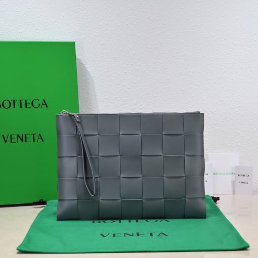 BOTTEGA VENETA Large Intreccio Leather Pouch.  High-End Quality Bag including gift box, care book, dust bag, authenticity card. This stylish zipped pouch from Bottega Veneta is a handy accessory to have. It is expertly crafted from a luxurious leather featuring the signature Intreccio weave. It features a removable wristlet so you can carry it however you desire. It also has a smooth leather interior lining which adds to its fine quality. It closes with a reliable metal zipper that runs across the top. Its multifunctional design makes it an essential addition to any wardrobe.