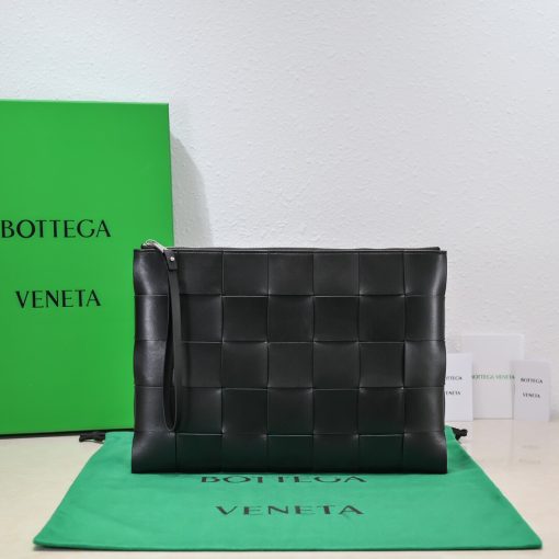 BOTTEGA VENETA Large Intreccio Leather Pouch.  High-End Quality Bag including gift box, care book, dust bag, authenticity card. This stylish zipped pouch from Bottega Veneta is a handy accessory to have. It is expertly crafted from a luxurious leather featuring the signature Intreccio weave. It features a removable wristlet so you can carry it however you desire. It also has a smooth leather interior lining which adds to its fine quality. It closes with a reliable metal zipper that runs across the top. Its multifunctional design makes it an essential addition to any wardrobe.