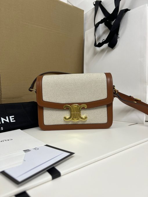 CELINE Teen Triomphe. High-End Quality Bag including gift box, care book, dust bag, authenticity card. In 2018, Hedi Slimane released the original Triomphe to much acclaim. Since then, the stylish purse has been spotted on the arms of celebrities and fashion insiders across the world. With its smooth leather exteriors and minimalistic hardware, the crossbody design reconciles fashion and function, featuring Celine's signature golden Triomphe logo fastener. It has attracted the attention of bag collectors and fashion historians alike for its sophisticated yet simple design. This classic piece has inspired a series of spinoffs, proving its timelessness and forever cementing the Triomphe as a fashion icon.