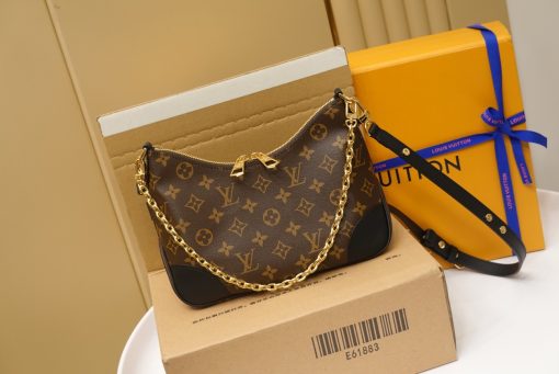 LOUIS VUITTON Boulogne Handbag. Original Quality Bag including gift box, care book, dust bag, authenticity card. The versatile Boulogne handbag is made from classic Monogram canvas and features a removable strap, enabling cross-body, long-shoulder and short-shoulder carry. Without its strap, the Boulogne becomes a small chain bag or clutch for more formal occasions. It has a double-zip opening and an inside flat pocket large enough for an iPhone 12 Pro.