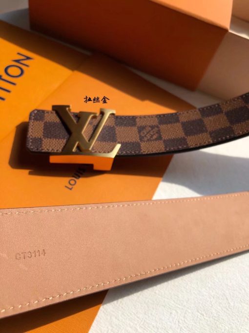 LV Initiales Belt 40 mm. Original Quality Belt including gift box, care book, dust bag, authenticity card. This LV Initiales 40mm Reversible Belt combines plain calf leather with the House’s iconic Damier Cobalt canvas to supply a choice of styles. The plain leather side is perfect for business occasions, while the reverse’s Damier or Monogram canvas creates a more urban feel.