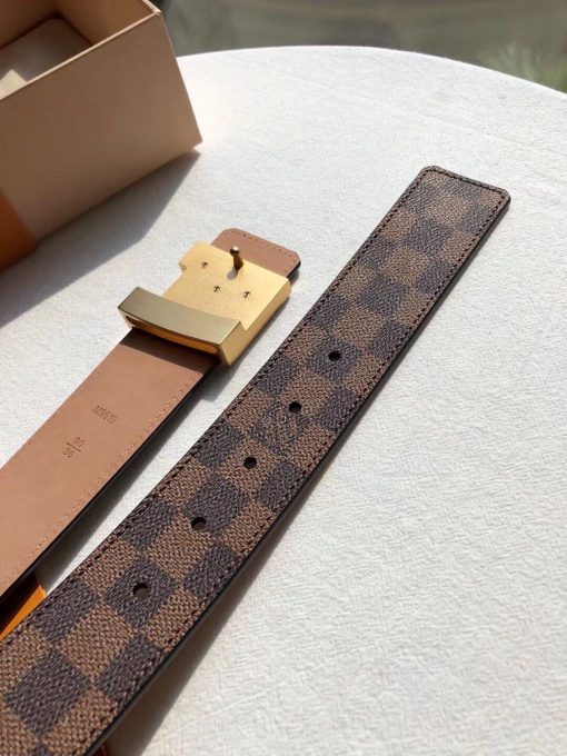 LV Initiales Belt 40 mm. Original Quality Belt including gift box, care book, dust bag, authenticity card. This LV Initiales 40mm Reversible Belt combines plain calf leather with the House’s iconic Damier Cobalt canvas to supply a choice of styles. The plain leather side is perfect for business occasions, while the reverse’s Damier or Monogram canvas creates a more urban feel.