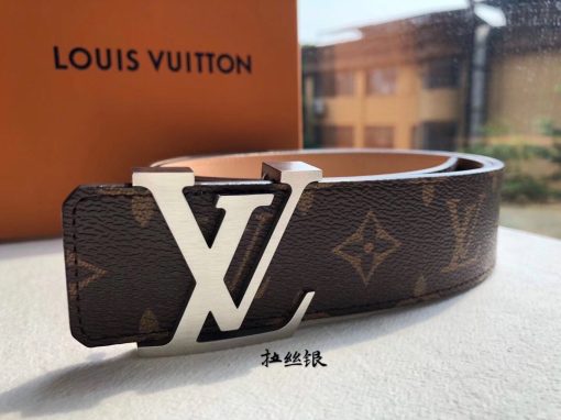 LV Initiales Belt 40 mm. Original Quality Belt including gift box, care book, dust bag, authenticity card. This LV Initiales 40mm Reversible Belt combines plain calf leather with the House’s iconic Damier Cobalt canvas to supply a choice of styles. The plain leather side is perfect for business occasions, while the reverse’s Damier or Monogram canvas creates a more urban feel.