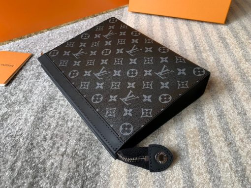 LOUIS VUITTON Pochette Voyage