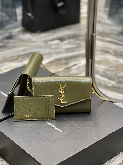 SAINT LAURENT Uptown Chain Wallet. High-End Quality Bag including gift box, care book, dust bag, authenticity card. Mini envelope bag decorated with the cassandre, featuring a removable chain strap for shoulder or hand carry as a clutch. A fragments card case with three card slots is included.