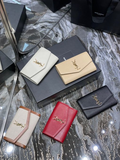 SAINT LAURENT Uptown Chain Wallet. High-End Quality Bag including gift box, care book, dust bag, authenticity card. Mini envelope bag decorated with the cassandre, featuring a removable chain strap for shoulder or hand carry as a clutch. A fragments card case with three card slots is included.