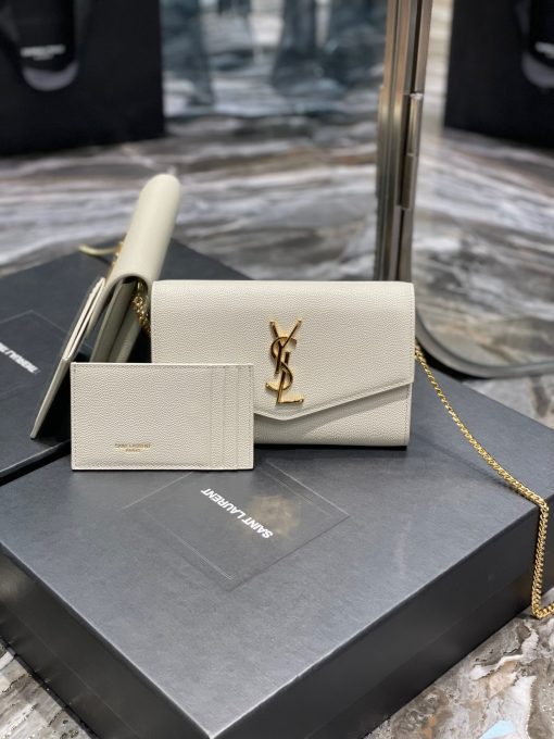 SAINT LAURENT Uptown Chain Wallet. High-End Quality Bag including gift box, care book, dust bag, authenticity card. Mini envelope bag decorated with the cassandre, featuring a removable chain strap for shoulder or hand carry as a clutch. A fragments card case with three card slots is included.