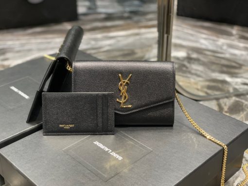 SAINT LAURENT Uptown Chain Wallet. High-End Quality Bag including gift box, care book, dust bag, authenticity card. Mini envelope bag decorated with the cassandre, featuring a removable chain strap for shoulder or hand carry as a clutch. A fragments card case with three card slots is included.