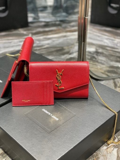 SAINT LAURENT Uptown Chain Wallet. High-End Quality Bag including gift box, care book, dust bag, authenticity card. Mini envelope bag decorated with the cassandre, featuring a removable chain strap for shoulder or hand carry as a clutch. A fragments card case with three card slots is included.