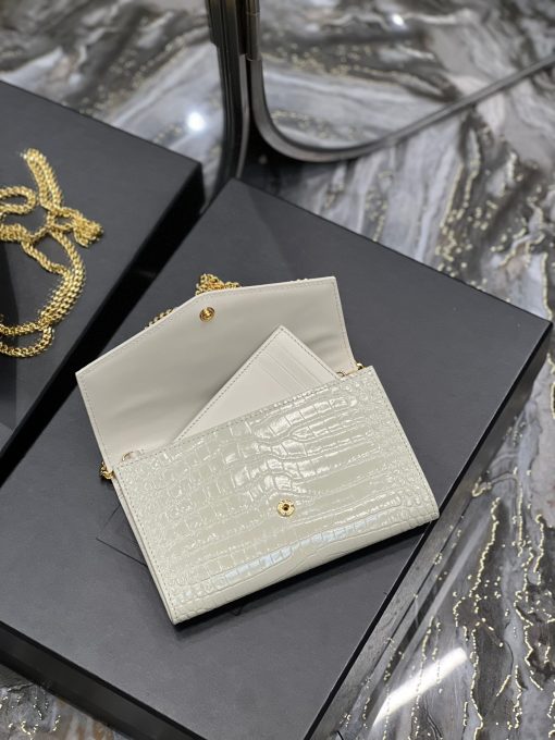 SAINT LAURENT Uptown Chain Wallet. High-End Quality Bag including gift box, care book, dust bag, authenticity card. Mini envelope bag decorated with the cassandre, featuring a removable chain strap for shoulder or hand carry as a clutch. A fragments card case with three card slots is included.