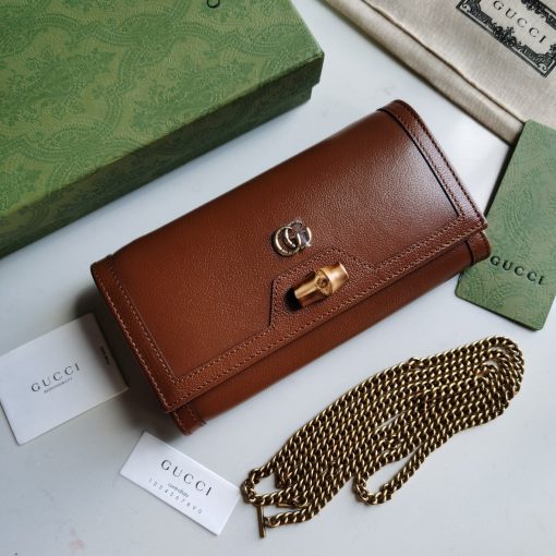 GUCCI Diana Chain Wallet With Bamboo. Original Quality Wallet including gift box, care book, dust bag, authenticity card. Paying homage to a material at the heart of Gucci’s heritage, this wallet is defined by its bamboo closure. Crafted from smooth leather, the accessory is completed by Guccio Gucci's monogram hardware and a delicate chain strap.