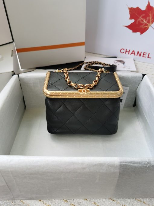 CHANEL Kiss-Lock Clasp Bag. Original Quality Bag including gift box, care book, dust bag, authenticity card. We love the shape and the large diamond quilting pattern crafted on the body. The top features a metal plate with the house’s signature engraved and a lock closure. You can easily carry this bag on the shoulder or cross body thanks to the shoulder strap. This strap can be adjusted to your comfort.