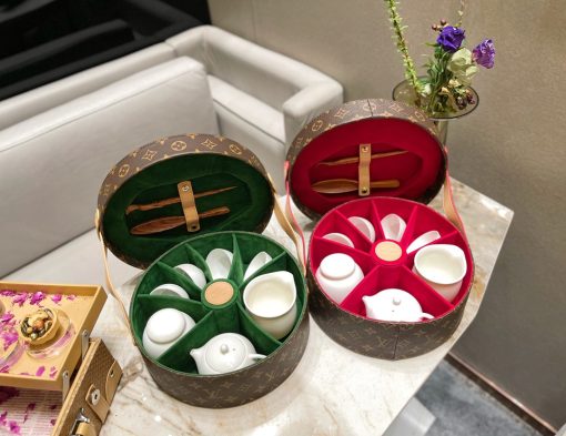 LOUIS VUITTON Boîte The Ronde. Original Quality Set including gift box, care book, dust bag, authenticity card. Inspired by the Hat Box, this modern and nomadic Round Tea Box contains degustation material for four guests.