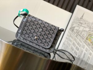 GOYARD Plumet Pocket Wallet: Where Parisian Elegance Meets Functional Versatility. The Plumet pocket wallet derives its inspiration from the exquisite pocket featured in the Saint Louis bag. Paying a heartfelt tribute to the industrious laborers of Paris's vibrant ports, who skillfully navigated rafts to their destinations along the picturesque banks of the River Seine, this wallet seamlessly blends form and function. Crafted with dedicated compartments for coins, bills, and cards, the Plumet pocket wallet boasts a versatile design. It can be effortlessly worn across the chest, transforming into a chic miniature bag with the convenience of its removable strap. With its three distinct pockets, it gracefully accommodates its contents, adapting with elegance to your everyday needs.