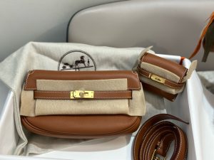 HERMÈS Swift Kelly Moove: Classic Elegance, Modern Flair. Discover the reimagined elegance of the Kelly Moove, where timeless style meets modern innovation. Building on the iconic silhouette of the beloved Kelly Banana bag, the Kelly Moove adds a fresh twist with an irresistibly chic detachable mini pouch on its strap. This miniature version of the Kelly is more than just a pretty accessory—it’s a practical companion perfect for holding essentials like AirPods or credit cards. Together, this mother-and-daughter duo brings both style and function to the forefront, making the Kelly Moove a must-have for those who appreciate classic design with a contemporary flair. Elevate your look with this sophisticated piece that seamlessly blends tradition with today’s needs.
