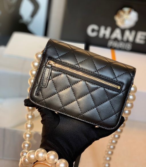 CHANEL Mini Wallet On Chain With Imitation Pearls. Original Quality Wallet including gift box, care book, dust bag, authenticity card. This CHANEL Mini Wallet On Chain With Imitation Pearl comes with an oversized pearl strap. It’s like a dream that comes true. There are so many pearls that keep our heart-melting. And also they’re extremely large pearls as well.