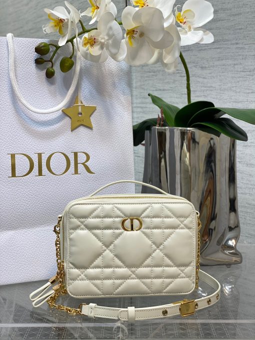 DIOR Caro Box Bag With Chain. Original Quality Bag including gift box, care book, dust bag, authenticity card. Maria Grazia Chiuri's Dior Caro box bag with chain is a modern creation. Crafted in calfskin, it stands out with a unique Macrocannage quilted effect and a spacious compartment, including three card slots, to accommodate all the daily essentials. The removable chain strap features a leather insert for comfortable and adjustable wear, either over the shoulder or crossbody, while the handle allows it to be carried by hand.