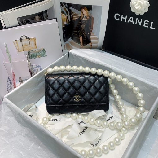 Chanel Wallet on Chain (WOC) Pearls. Original Quality Bag including gift box, care book, dust bag, authenticity card. This style is part of Chanel’s Fall/Winter 2020 Collection. The classic lambskin wallet on chain gets a chic new update with a strap adorned with imitation pearls. It is available in the regular size. The pearl strap is one of the most popular designs from the collection. Chanel’s iconic pearls brings in an elegant touch on the casual WOC. It can be worn as an everyday bag or used as an evening bag.