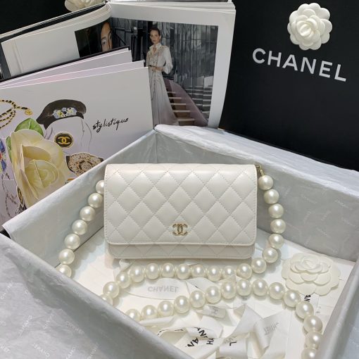 Chanel Wallet on Chain (WOC) Pearls. Original Quality Bag including gift box, care book, dust bag, authenticity card. This style is part of Chanel’s Fall/Winter 2020 Collection. The classic lambskin wallet on chain gets a chic new update with a strap adorned with imitation pearls. It is available in the regular size. The pearl strap is one of the most popular designs from the collection. Chanel’s iconic pearls brings in an elegant touch on the casual WOC. It can be worn as an everyday bag or used as an evening bag.