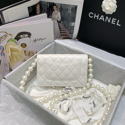 Chanel Wallet on Chain (WOC) Pearls. Original Quality Bag including gift box, care book, dust bag, authenticity card. This style is part of Chanel’s Fall/Winter 2020 Collection. The classic lambskin wallet on chain gets a chic new update with a strap adorned with imitation pearls. It is available in the regular size. The pearl strap is one of the most popular designs from the collection. Chanel’s iconic pearls brings in an elegant touch on the casual WOC. It can be worn as an everyday bag or used as an evening bag.