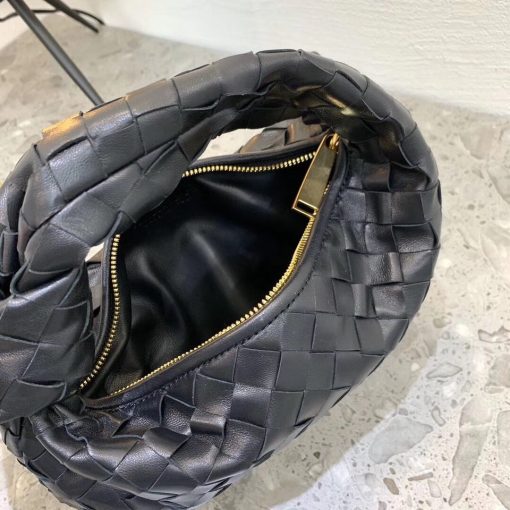 BOTTEGA VENETA The Jodie Hobo Bag. Original Quality Bag including gift box, care book, dust bag, authenticity card. This rounded mini hobo bag in woven leather is woven by hand with a curved, seamless structure. It has Iconic Intrecciato 15 weaves in a subtly amplified new dimension. This bag is soft, draped shape with knot detail on the handle.