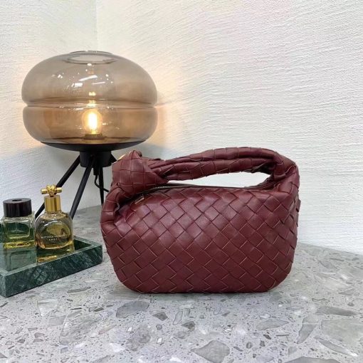 BOTTEGA VENETA The Jodie Hobo Bag. Original Quality Bag including gift box, care book, dust bag, authenticity card. This rounded mini hobo bag in woven leather is woven by hand with a curved, seamless structure. It has Iconic Intrecciato 15 weaves in a subtly amplified new dimension. This bag is soft, draped shape with knot detail on the handle.