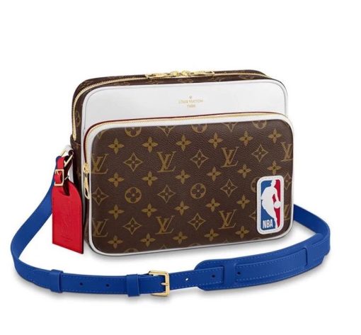 LOUIS VUITTON with NBA NIL Messenger. Original Quality Bag including gift box, care book, dust bag, authenticity card. Part of Virgil Abloh’s collaboration with the NBA, the Nil Messenger is made from Monogram canvas and features a leather NBA logo patch on its side. The bag’s adjustable leather strap ensures carrying comfort while two outside pockets and a back pocket give quick-and-easy access to belongings.