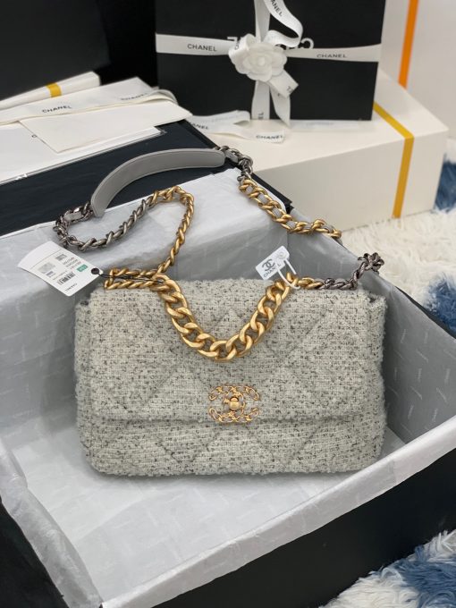 CHANEL 19 Flap Bag. 