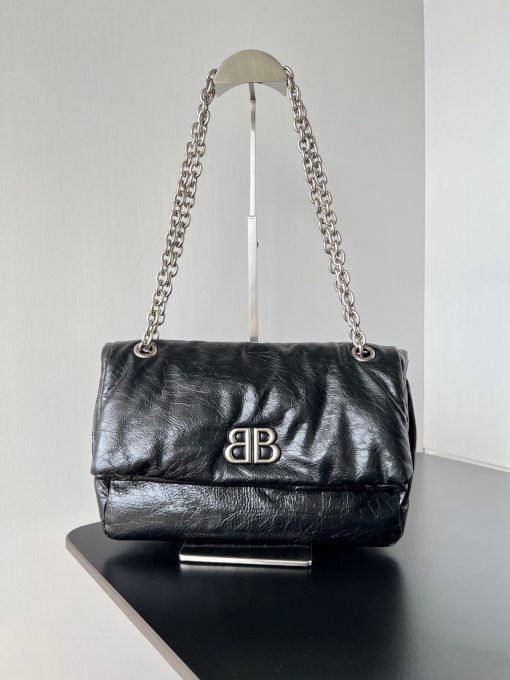 BALENCIAGA Monaco Medium Chain Bag: Redefining Elegance with Innovation. At the core of Balenciaga lies a commitment to innovation, evident in every piece that proudly unveils a modern interpretation of fashion. Behold the Monaco Medium leather shoulder bag, meticulously crafted from luxurious arena calfskin leather.