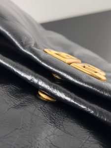 BALENCIAGA Monaco Medium Chain Bag: Redefining Elegance with Innovation. At the core of Balenciaga lies a commitment to innovation, evident in every piece that proudly unveils a modern interpretation of fashion. Behold the Monaco Medium leather shoulder bag, meticulously crafted from luxurious arena calfskin leather.