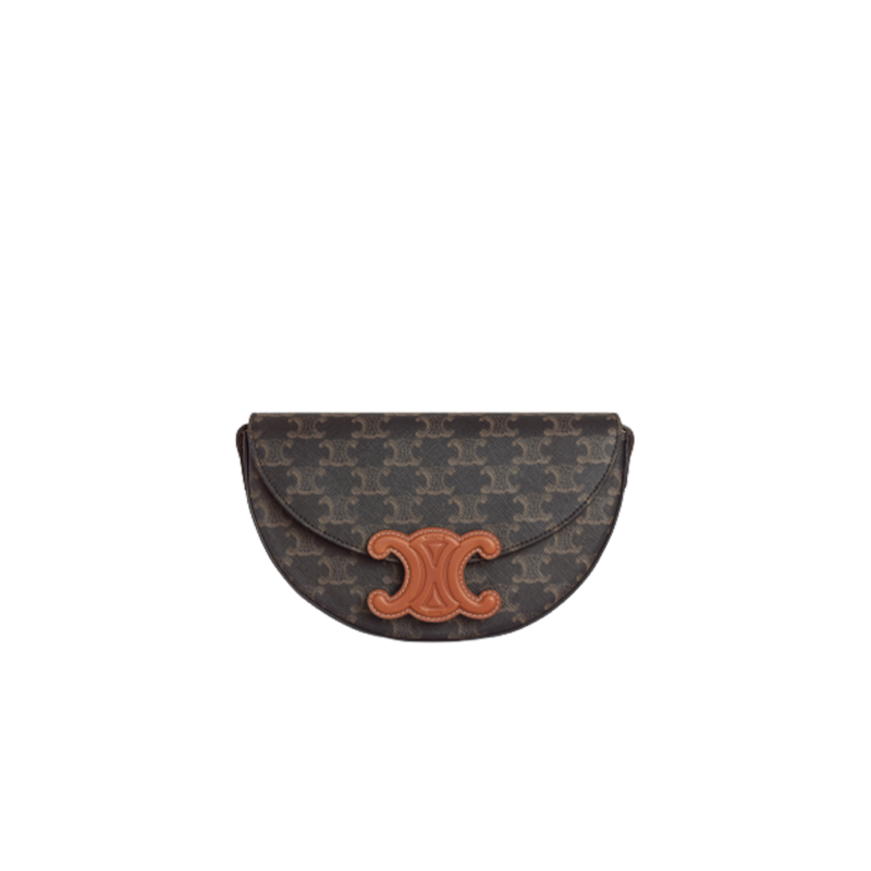 CELINE Besace Cuir Triomphe. High-End Quality Bag including gift box, care book, dust bag, authenticity card. Offered in the half-moon shape that’s all the rage now, the significantly wider format measures 23 cm from tip to tip. Each bag opens via a snap button closure to reveal a roomy interior compartment and a flat inner pocket. Another noticeable feature of the bag lies in the oversized Triomphe logo. With tonal stitching along the edges, the logo on the Triomphe Canvas comes in contrasting Tan leather. For a monochrome effect, go for the Ice Blue and Tan with logos in matching colours.