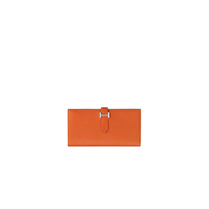 Béarn Wallet: Where Elegance Meets Functionality, Inspired by the Heart of France's South-West. The Béarn pays homage to the enchanting South-West region of France and stands as a distinguished member of a collection that honors various distinctive French regions. This wallet or card holder boasts an elegantly sleek design and is thoughtfully equipped with multiple compartments tailored for organizing credit cards, coins, and bills with ease. Upon closure, a supple leather flap gracefully glides into an iconic "H" shaped clasp, elevating it to a timeless classic. It presents a generous array of leather types and colors, allowing one to harmonize effortlessly with the latest trends in style.