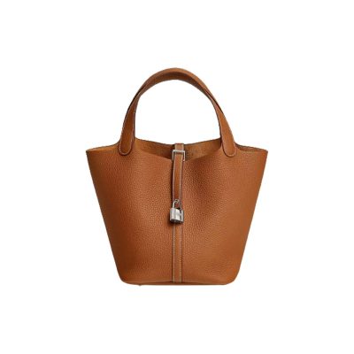 HERMÈS Picotin Lock Bag. Original Quality Bag including gift box, care book, dust bag, authenticity card. This timeless and minimalist bindle is inspired by horse feeders and is equipped with a discreet padlock. It takes its name from an old French term for the measure of oats given to a horse. The Picotin is the perfect equestrian escort, available in unlined leather that showcases the material; or in canvas and leather with outside pockets for a light, casual and functional wear.