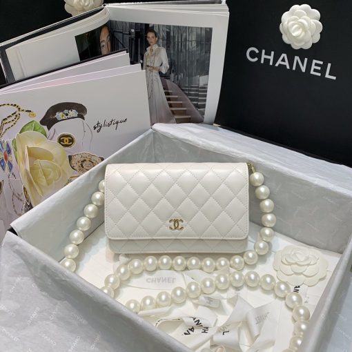 CHANEL Mini Wallet On Chain With Imitation Pearls. Original Quality Wallet including gift box, care book, dust bag, authenticity card. This CHANEL Mini Wallet On Chain With Imitation Pearl comes with an oversized pearl strap. It’s like a dream that comes true. There are so many pearls that keep our heart-melting. And also they’re extremely large pearls as well.