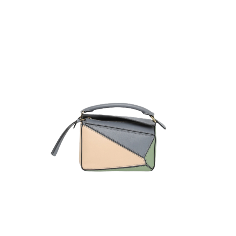 LOEWE Mini Puzzle Bag. Original Quality Bag including gift box, care book, dust bag, authenticity card. The Puzzle bag is the debut bag for LOEWE by Creative Director Jonathan Anderson. A cuboid shape and precise cutting technique create Puzzle’s distinctive geometric lines. This mini version is crafted in contrasting calfskins.