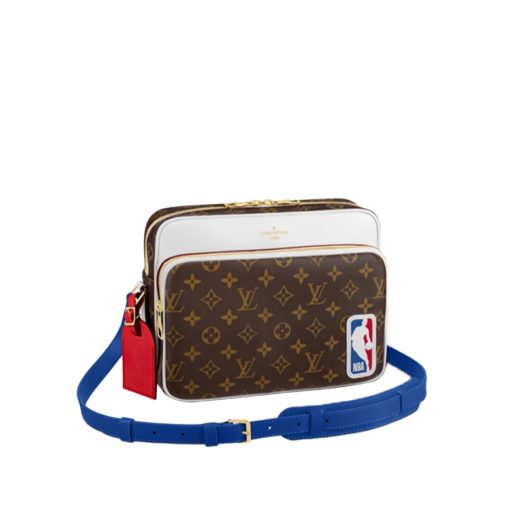 LOUIS VUITTON with NBA NIL Messenger. Original Quality Bag including gift box, care book, dust bag, authenticity card. Part of Virgil Abloh’s collaboration with the NBA, the Nil Messenger is made from Monogram canvas and features a leather NBA logo patch on its side. The bag’s adjustable leather strap ensures carrying comfort while two outside pockets and a back pocket give quick-and-easy access to belongings.