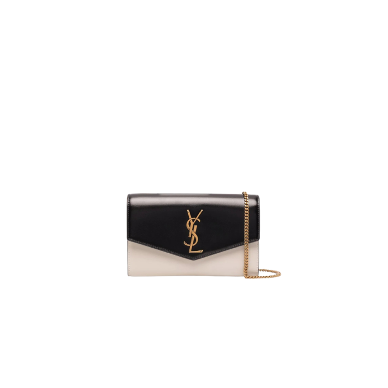 SAINT LAURENT Uptown Chain Wallet. High-End Quality Bag including gift box, care book, dust bag, authenticity card. Mini envelope bag decorated with the cassandre, featuring a removable chain strap for shoulder or hand carry as a clutch. A fragments card case with three card slots is included.