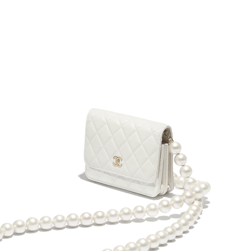 Chanel Wallet on Chain (WOC) Pearls. Original Quality Bag including gift box, care book, dust bag, authenticity card. This style is part of Chanel’s Fall/Winter 2020 Collection. The classic lambskin wallet on chain gets a chic new update with a strap adorned with imitation pearls. It is available in the regular size. The pearl strap is one of the most popular designs from the collection. Chanel’s iconic pearls brings in an elegant touch on the casual WOC. It can be worn as an everyday bag or used as an evening bag.