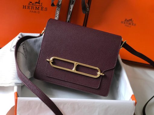 HERMÈS Mini Roulis 18 Bag. Original Quality Bag including gift box, care book, dust bag, authenticity card. The HERMÈS Roulis Bag is stunning, modest, and elegant creativity from Hermes. A nostalchic and retrofuturistic drifter, the Roulis trades its good behavior and stately demeanor for mischievous strolls and boat trips. Its jewel clasp revisits the “Chaîne d’ancre” link. This laid-back, practical, chic piece, in its mini-size version, crosses oceans and decades at full speed.