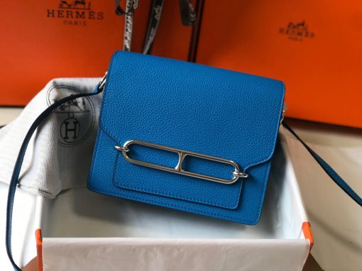 HERMÈS Mini Roulis 18 Bag. Original Quality Bag including gift box, care book, dust bag, authenticity card. The HERMÈS Roulis Bag is stunning, modest, and elegant creativity from Hermes. A nostalchic and retrofuturistic drifter, the Roulis trades its good behavior and stately demeanor for mischievous strolls and boat trips. Its jewel clasp revisits the “Chaîne d’ancre” link. This laid-back, practical, chic piece, in its mini-size version, crosses oceans and decades at full speed.